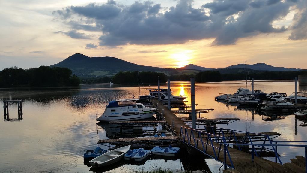 Resort Marina Labe 洛沃西采 外观 照片