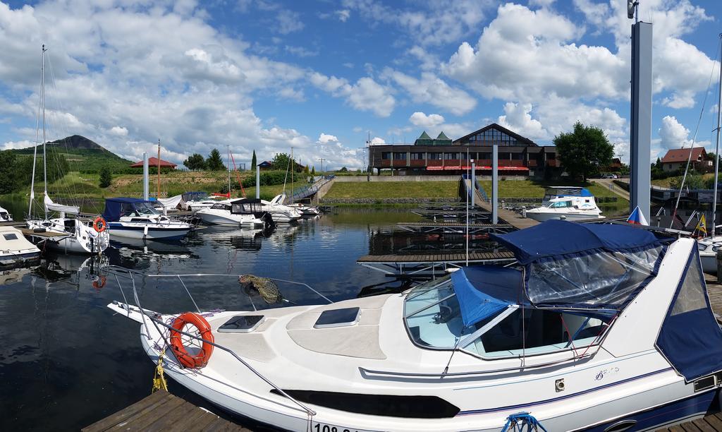 Resort Marina Labe 洛沃西采 外观 照片